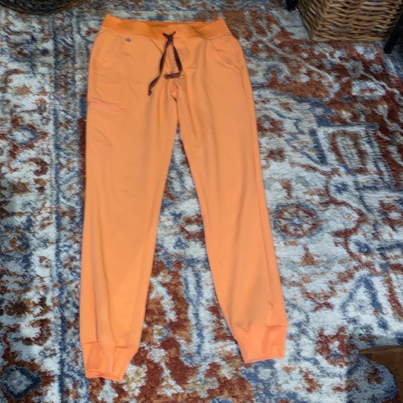 Figs 2 piece scrub set top is XS and bottoms are size small - Picture 3 of 4